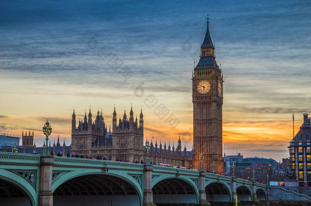 英国伦敦的标志性大本钟、 议会大厦和多瑙河房屋和威斯敏斯特桥在夕阳与美丽的天空