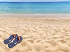 人的生活方式放松与海背景沙滩拖鞋