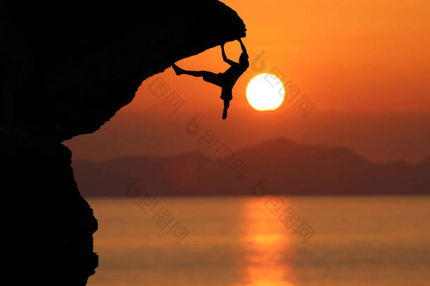 对美丽的红色天空<strong>一元</strong>的悬崖上的登山者的剪影