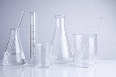 实验室玻璃器皿在桌子上，象征的科学研究.