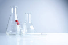 实验室玻璃器皿在桌子上，象征的科学研究.