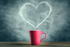 加一颗心的咖啡的杯形的蒸汽