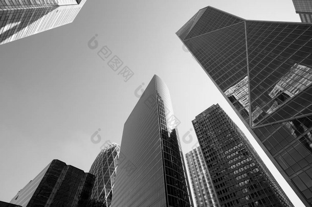 摩天大楼在巴黎商务区拉德芳斯。城市景观与玻璃幕<strong>墙</strong>的现代建筑，在阳光明媚的一天。城市建筑，城市生活。经济、 金融<strong>活动</strong>的概念。黑色和白色