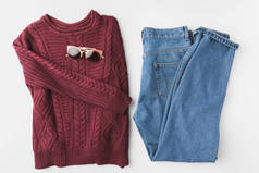 针织毛衣, 牛仔裤和太阳镜