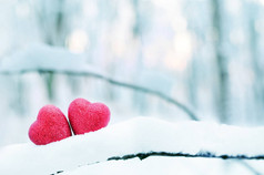红色心脏在雪背景。St. 情人节