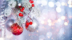 圣诞装饰球杉木枝对模糊的银色背景