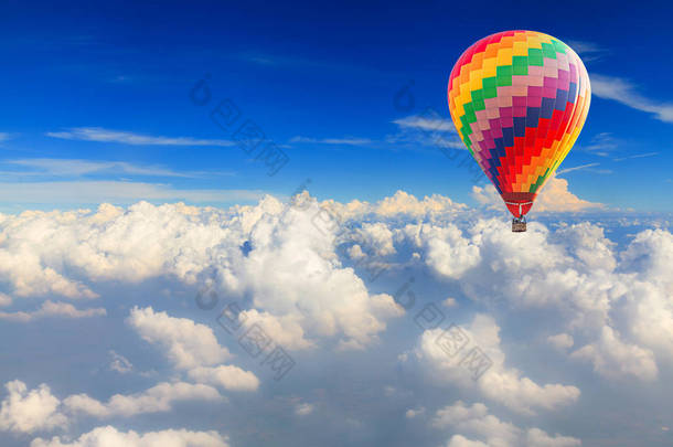 蓝天白云上空的热气球