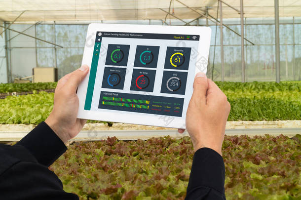 智能工业机器人4.0 农业概念, 工业农学, 农民使用平板显示器, 控制在垂直或室内农场的条件, 数据包括 Ph, 温度, <strong>集成</strong>电路, 湿度, co2