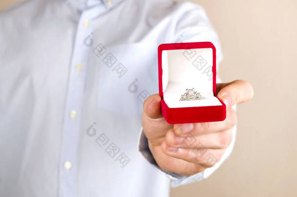 订婚/结婚/求婚场面。把昂贵的金色<strong>白金</strong>钻石<strong>戒指</strong>交给他的新娘.