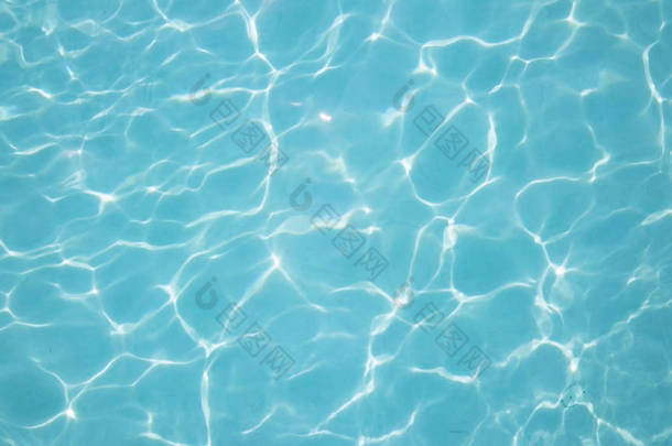 游泳池里的水波纹的水细节背景。游泳池里的水, 有太阳反射。蓝色游泳池波纹水细节