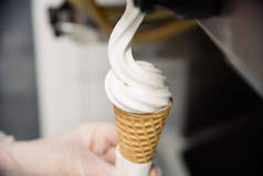 厨房的奶油冰淇淋的工业准备。餐厅或咖啡厅美食