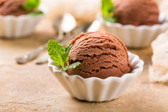 在白色的碗里的巧克力冰淇凌。.
