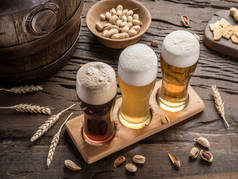 啤酒和小吃木制的桌子上的眼镜.