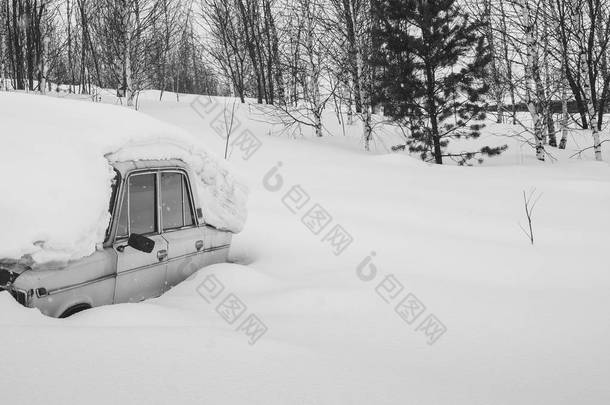 那辆旧车到处都是雪。