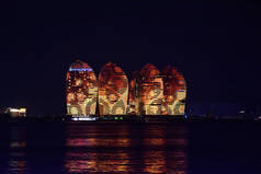 中国, 三亚, 夜城。观测平台在海岛菲尼斯。发光的知识在光.