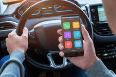 驱动程序使用智能手机查找所需的位置信息。现代汽车内饰板导航显示屏.