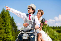 一对新婚夫妇，驾驶摩托车穿婚纱和西装