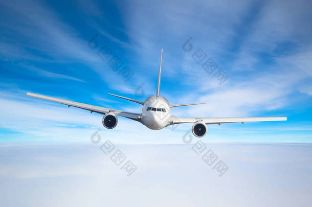 客机飞行水平高在天空上空的云层和蓝色色调的天空。直接在前面查看, <strong>正好</strong>.