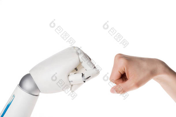 机器人的裁剪镜头和人类制造兄弟拳头<strong>手</strong>势在白色隔离