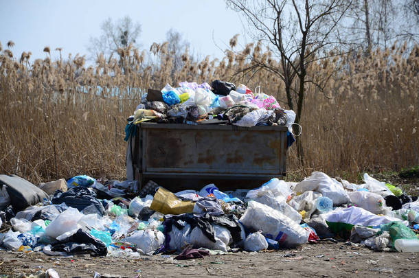 垃圾筒里塞满了垃圾和废品.在人口稠密地区过早地清除垃圾