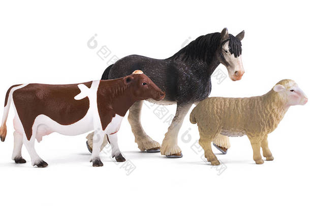 塑料<strong>玩具模型</strong>绵羊, 母牛和马被隔绝在白色背景上