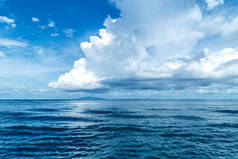 明亮蔚蓝的大海, 蓝天与蓬松的白云的全景
