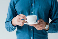 拍摄的男子与杯咖啡隔离白色