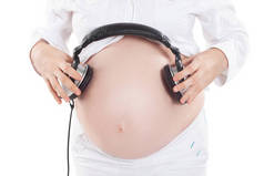 细心的孕妇用耳机给未出生的孩子听音乐