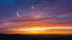 来自天空的光。宗教背景。夜空中的星星。新月。斋月背景。祈祷时间。戏剧性的自然背景。阿拉伯之夜。月蚀