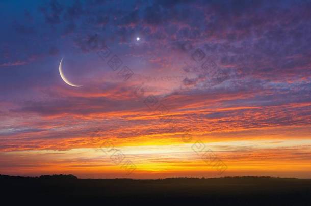 来自天空的光。宗教背景。夜空中的星星。新月。斋月背景。祈祷时间。戏剧性的自然背景。阿拉伯之夜。月蚀