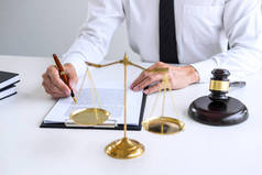商人或律师工作的文件, 法官槌与司法律师在法律事务所背景, 法律法规, 咨询和司法概念.