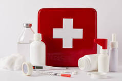 特写镜头的红色急救箱与各种医疗瓶和供应白色