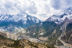 美丽的山风景与 Bagmati 河在喜马拉雅山在春天天, 尼泊尔.