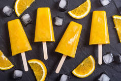 自制的橙色冰棒。夏季冷冻果汁背景