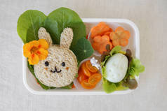 复活节兔子健康午餐盒, 有趣的食物艺术为孩子们