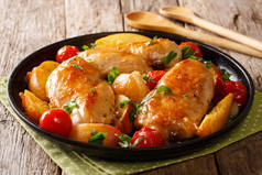 夏季食品: 用鲜桃子、西红柿、洋葱和蜂蜜蒜汁烤成的鸡肉, 在桌子上的盘子上特写。horizonta