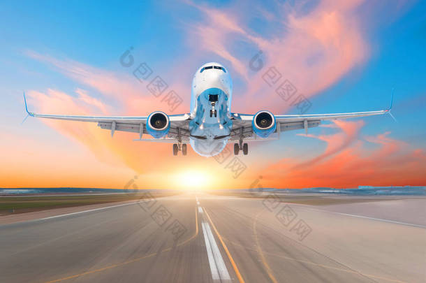 飞机从跑道机场<strong>起飞</strong>黄昏时分, 天空和风景如画<strong>的云彩</strong>