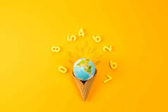 用黄色数字环绕的华夫饼锥中地球地球仪的顶部视图