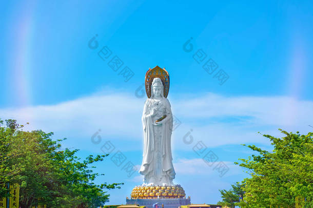 <strong>三亚</strong>岛上的佛教公园, 开阔的空间, 许多雕像和美丽的地方.