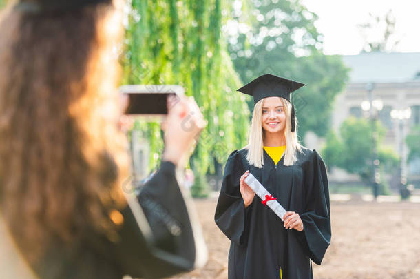 大学<strong>毕业</strong>近距离微笑同窗<strong>拍照</strong>的女性部分观