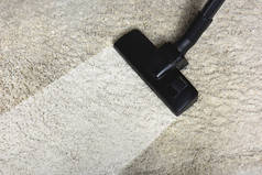 用专业吸尘器清洗白色地毯的特写视图