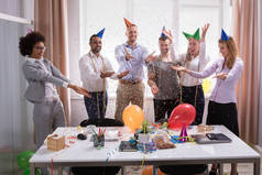 青年商人小组在办公室庆祝新年党