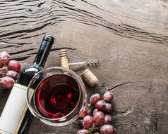 葡萄酒杯, 葡萄酒瓶和葡萄在木质背景。品酒.