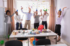 青年商人小组在办公室庆祝新年党