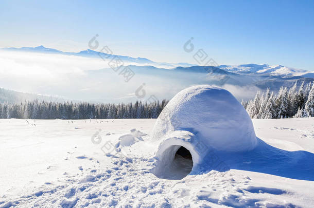 奇妙的巨大白色雪小屋，圆顶冰屋孤立旅游的房子站在高山远从人类的眼睛.