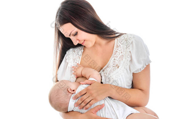 年轻的母亲<strong>母乳喂养</strong>她的孩子。<strong>母乳喂养</strong>。白色背景
