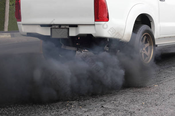 空气污染从道路上的车辆排气管