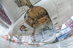 航空机库与飞机, 飞机起落架的特写起落架在维修修理