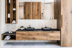 白色和深色的木墙浴室内饰与瓷砖地板, 一个黑色的双水槽与一个长水平的镜子和货架上卷起毛巾。3d 渲染复制空间