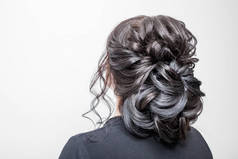 晚上或婚礼头发造型 hairdress 的黑发女人, 后视图
